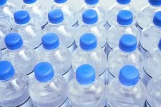 Apa imbuteliata pentru locuitorii din Targu Secuiesc afectati de contaminarea retelei publice
