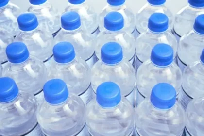 Apa imbuteliata pentru locuitorii din Targu Secuiesc afectati de contaminarea retelei publice