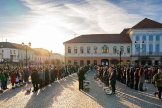 Cosurile cu mancare pentru Patele catolic sfintite de preoti in Piata centrala din Sfant Gheorghe