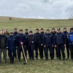 Puieti de padure plantati de jandarmi si angajati ai DS Covasna in zona localitatii Araci