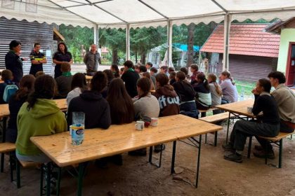 Campania nationala Cand martorul vorbeste bullyingul tace Semnaleaza Vocea ta este solutia activitati de informare si prevenire desfasurate de politisti in taberele din Zabala si Comandau