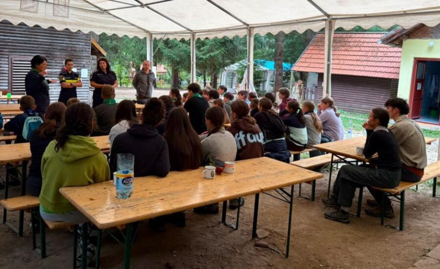 Campania nationala Cand martorul vorbeste bullyingul tace Semnaleaza Vocea ta este solutia activitati de informare si prevenire desfasurate de politisti in taberele din Zabala si Comandau