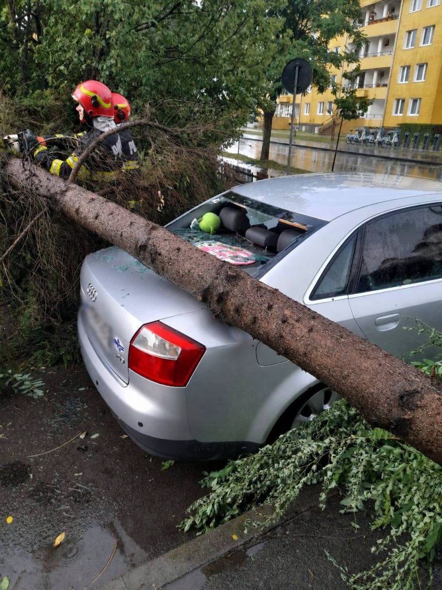 ISU Covasna 35 de misiuni in sprijinul comunitatii in ultimele zile 8 dintre acestea au fost misiuni de ndepartare a arborilor cazuti in Sfantul Gheorghe