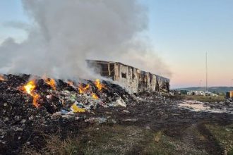 Pagube estimate la aproximativ un milion de euro in urma incendiului de la hala de sortare a deseurilor din Let
