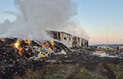 Pagube estimate la aproximativ un milion de euro in urma incendiului de la hala de sortare a deseurilor din Let