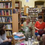 biblioteca contemporana intre fosnetul paginilor si ritmul rapid al lumii digitale