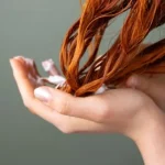 Scalp gras și vârfuri uscate: cum să îngrijești corect părul fin